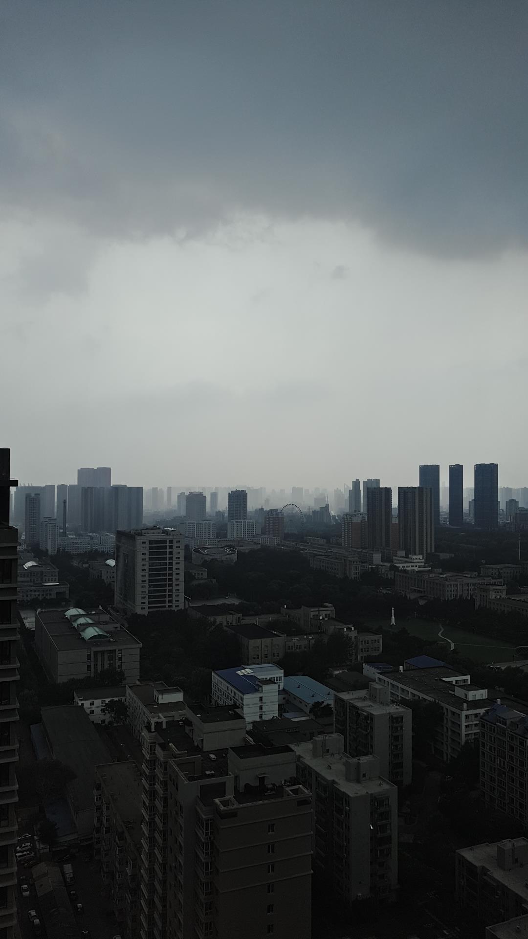 空山新雨后,天气晚来秋。 明月松间照,清泉石上流。