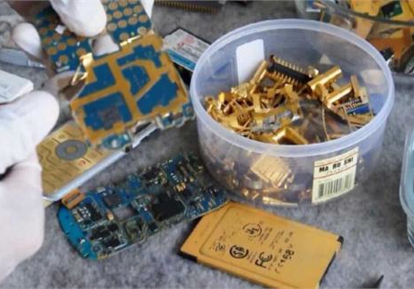 央视调查旧手机 可提炼黄金纯度远高于矿石