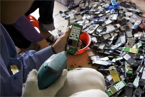 央视调查旧手机 可提炼黄金纯度远高于矿石